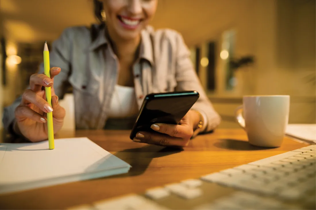 Pessoa fazendo cotação de frete pelo celular